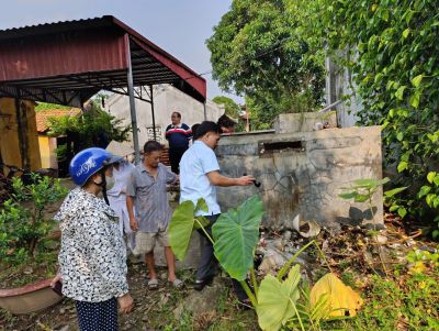 Trung tâm y tế quận Bắc Từ Liêm giám sát chiến dịch tổng vệ sinh môi trường trong phòng chống sốt xuất huyết sau mưa lũ